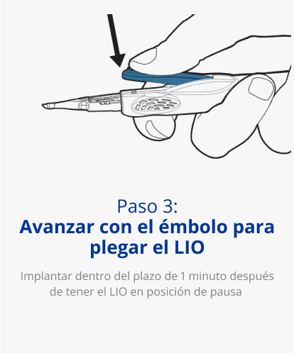 Ilustración de una mano sujetando un sistema inyector AutonoMe. Una flecha negra apunta hacia el dispositivo para indicar un movimiento de pulsar hacia abajo.